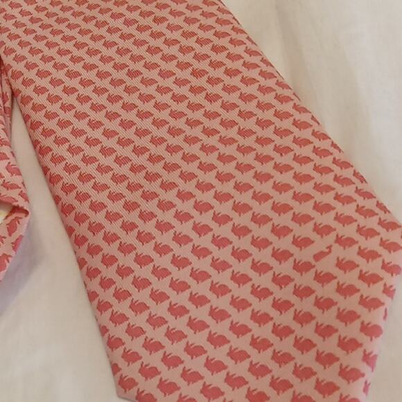 Vineyard Vine Golf Pink Patterned Men's Tie. Fun - Picture 5 of 5